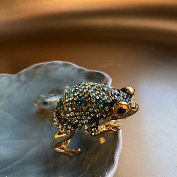 Encrusted with green crystals gold tone frog ring - Picture 2 of 10